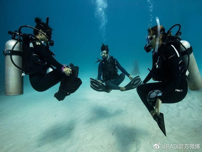 如何控制中性浮力？