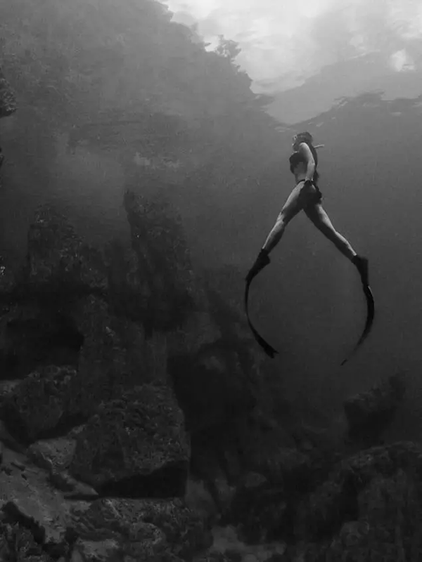 潛水拍照新姿勢，放下你的剪刀手，我們來這樣拍