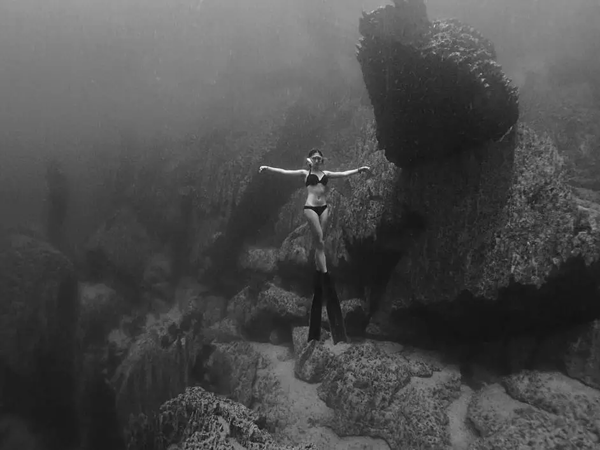 潛水拍照新姿勢，放下你的剪刀手，我們來這樣拍