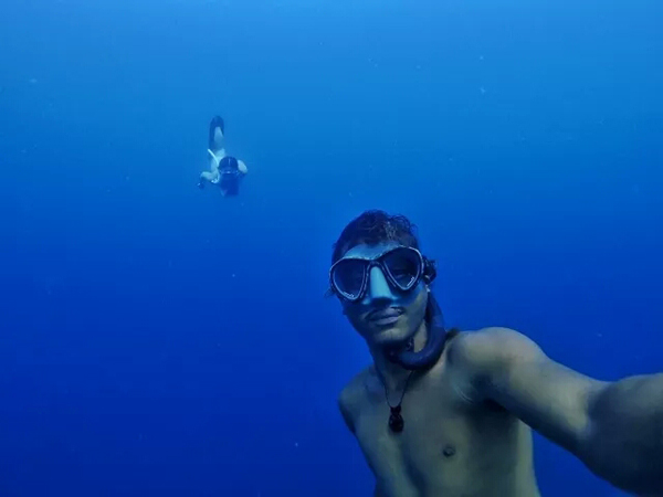 潛水拍照新姿勢，放下你的剪刀手，我們來這樣拍