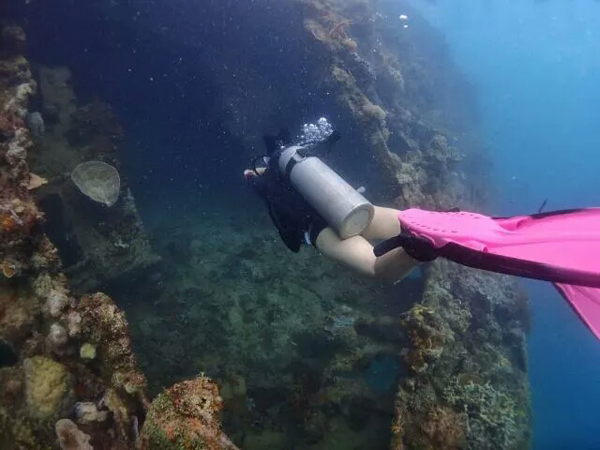 潛水拍照新姿勢，放下你的剪刀手，我們來這樣拍