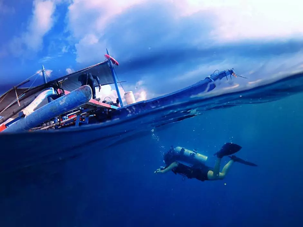 潛水拍照新姿勢，放下你的剪刀手，我們來這樣拍