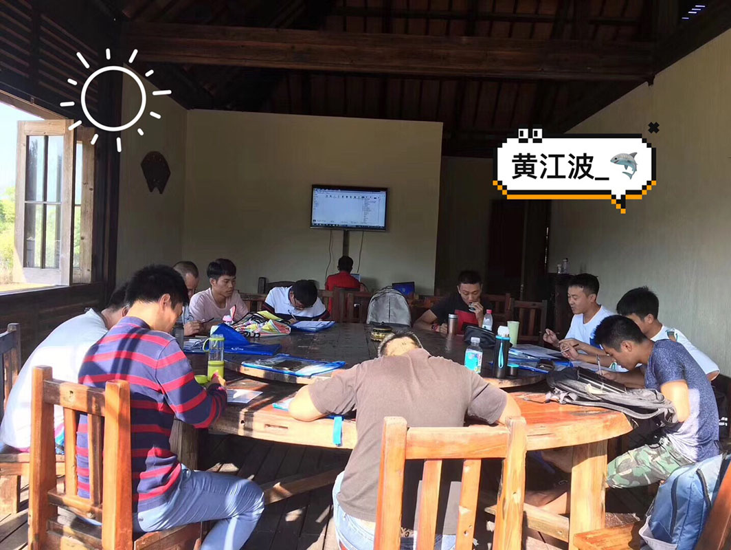 除了俯瞰大地的飛翔，還有潛入海底的翱翔。